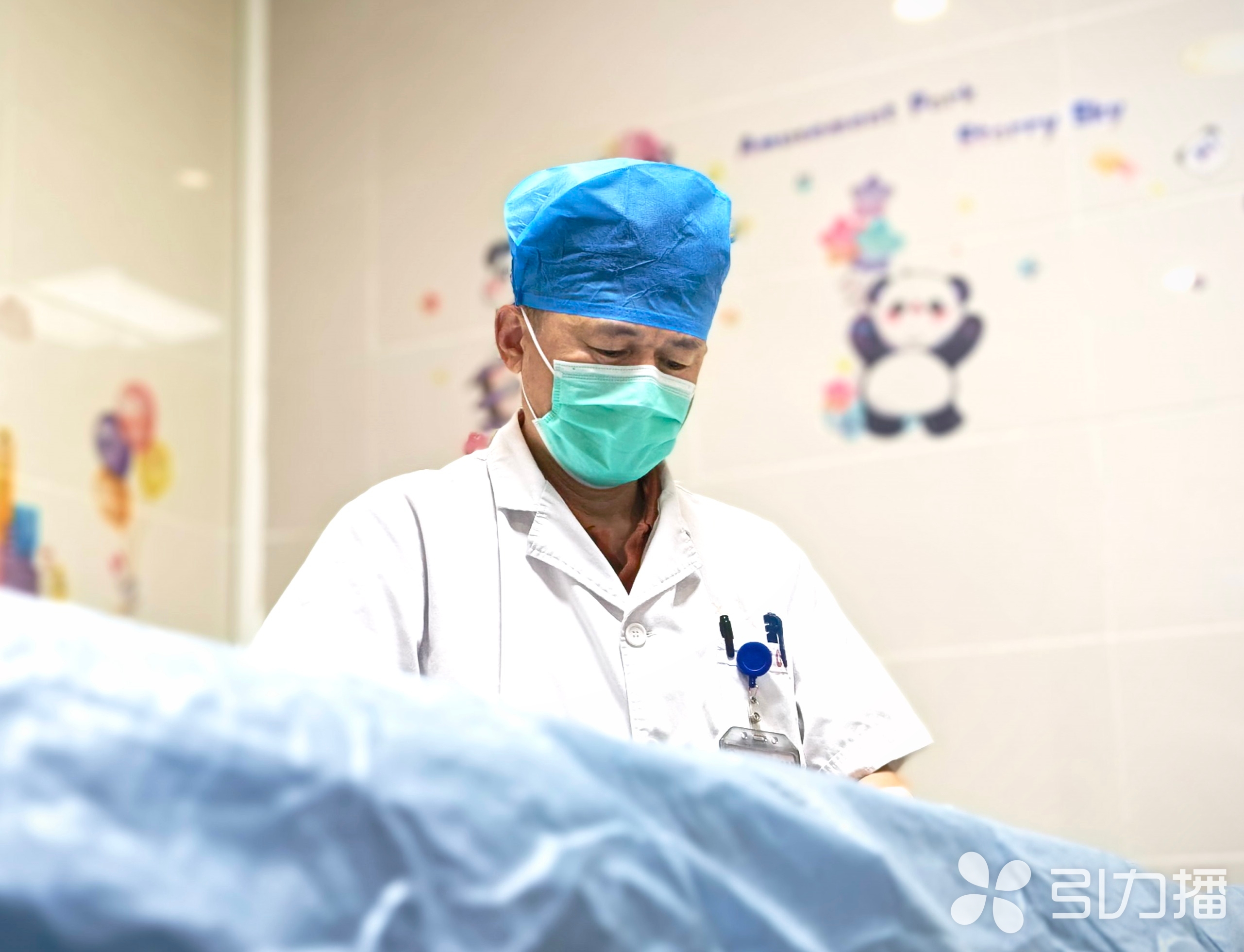 医生为患儿治疗。苏报融媒记者 李静/摄 医生为患儿治疗。苏报融媒记者 李静/摄